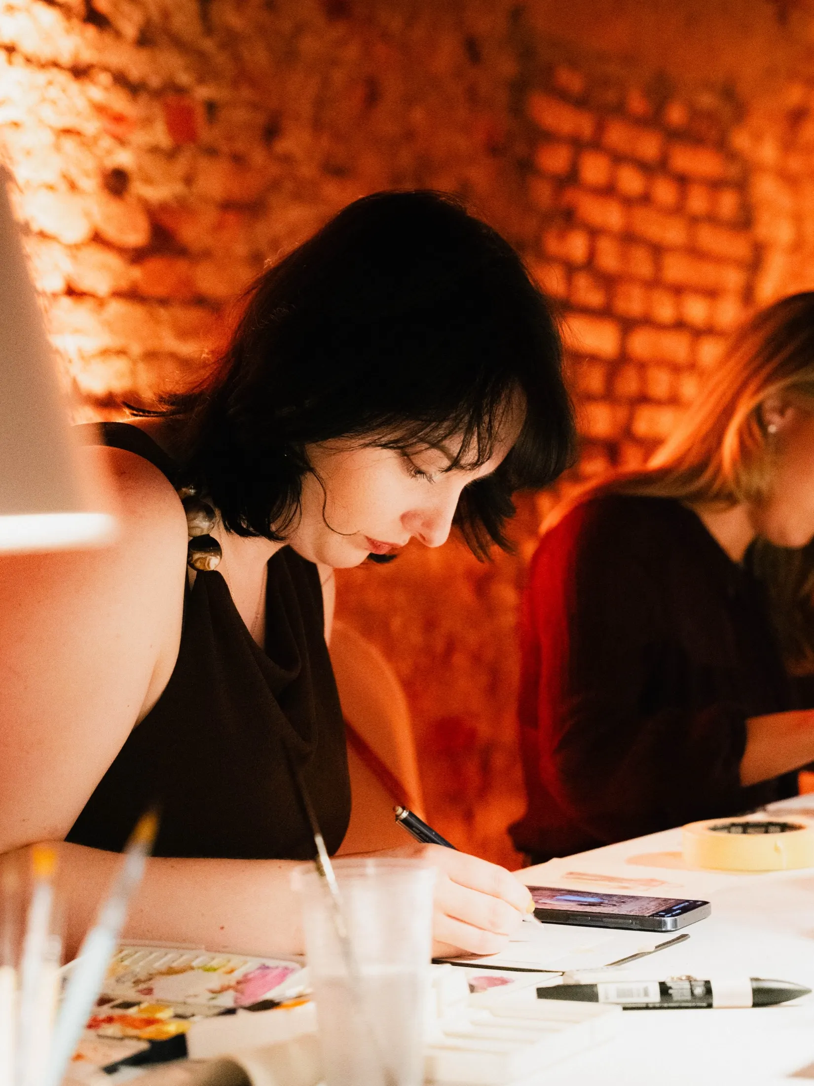 Umjetnica crta akvarelni portret na eventu